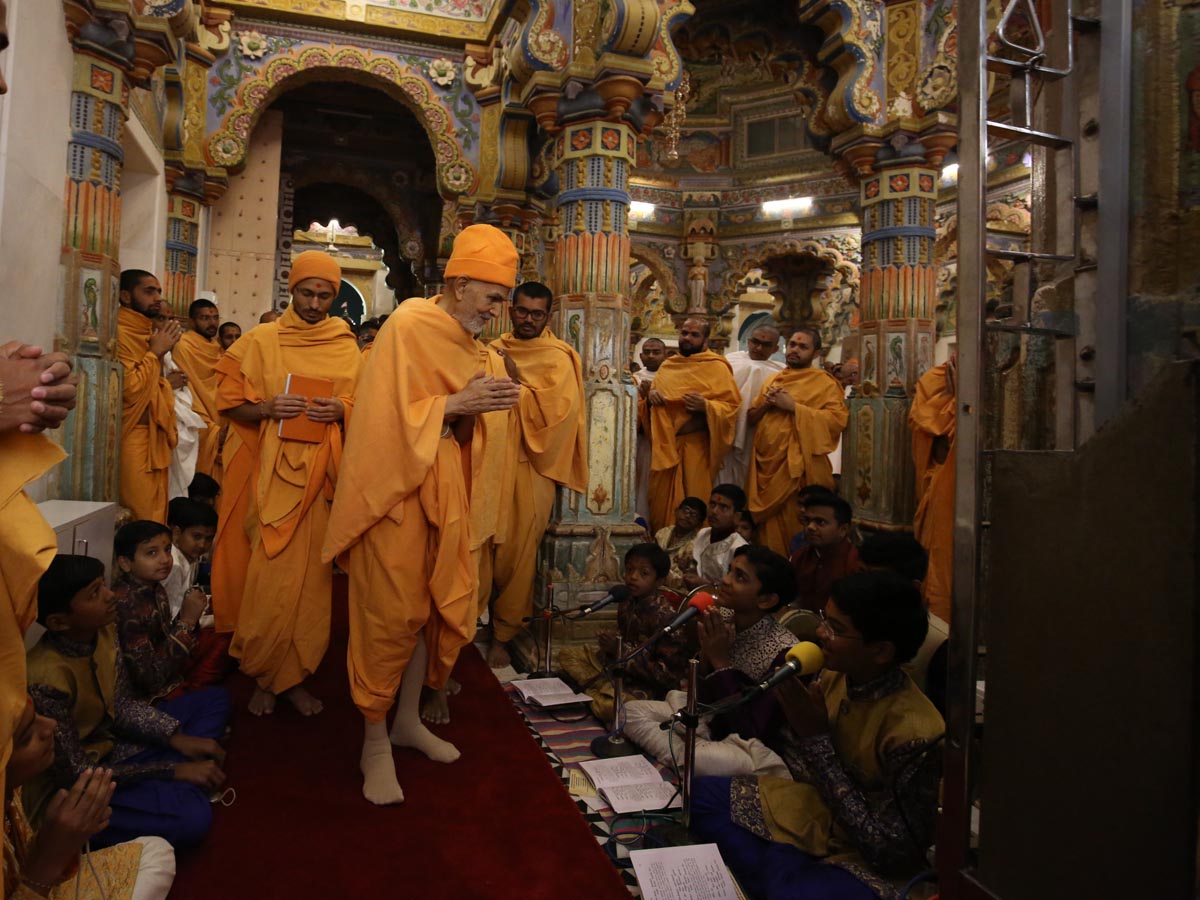 Swamishri blesses students of Swaminarayan Vidyamandir, Gondal