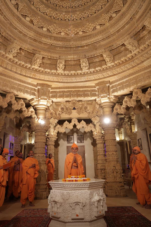 Swamishri engrossed in darshan of the holy charanarvind of Bhagwan Swaminarayan in the Yogi Smruti Mandir