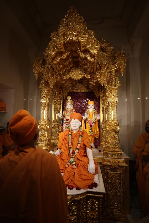 Swamishri engrossed in darshan at the Yogi Smruti Mandir