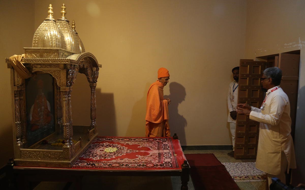 Param Pujya Mahant Swami Maharaj  performs pradakshina in Brahmaswarup Shastriji Maharaj's room