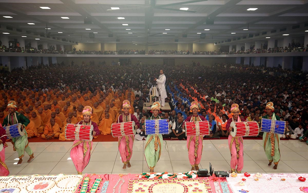 Children perform a traditional dance in Swamishri's puja