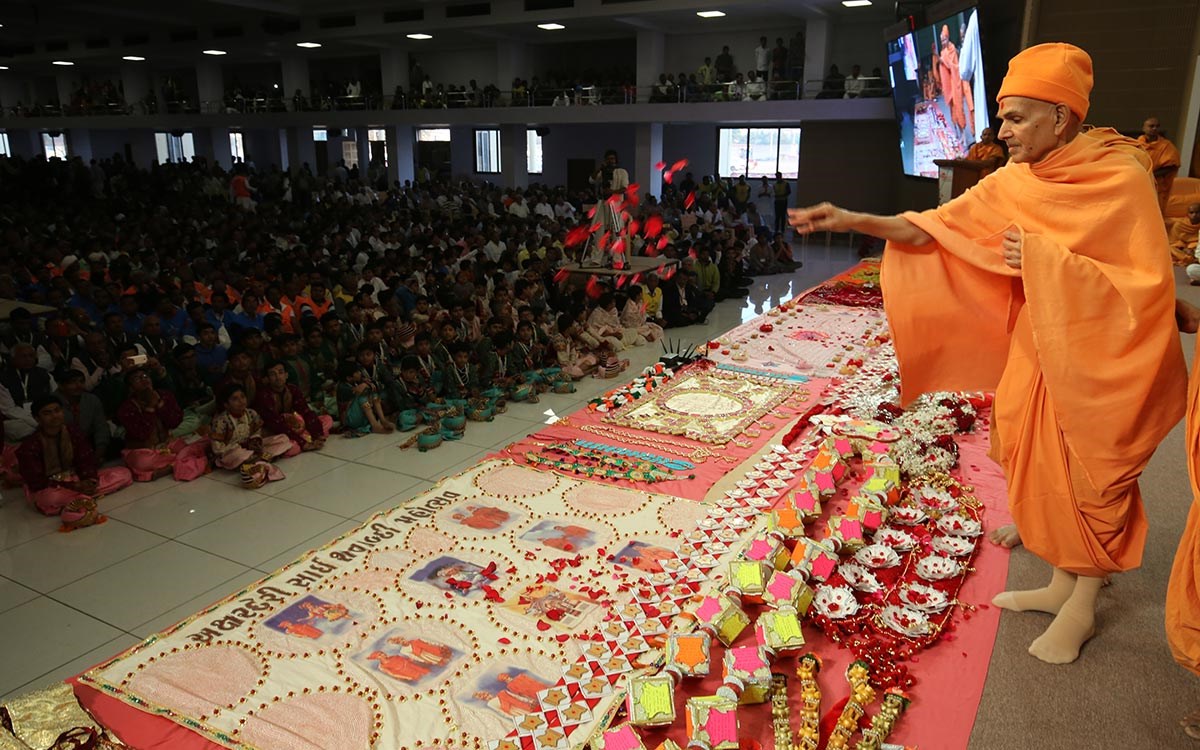 Swamishri sanctifies shawls and garlands made by devotees