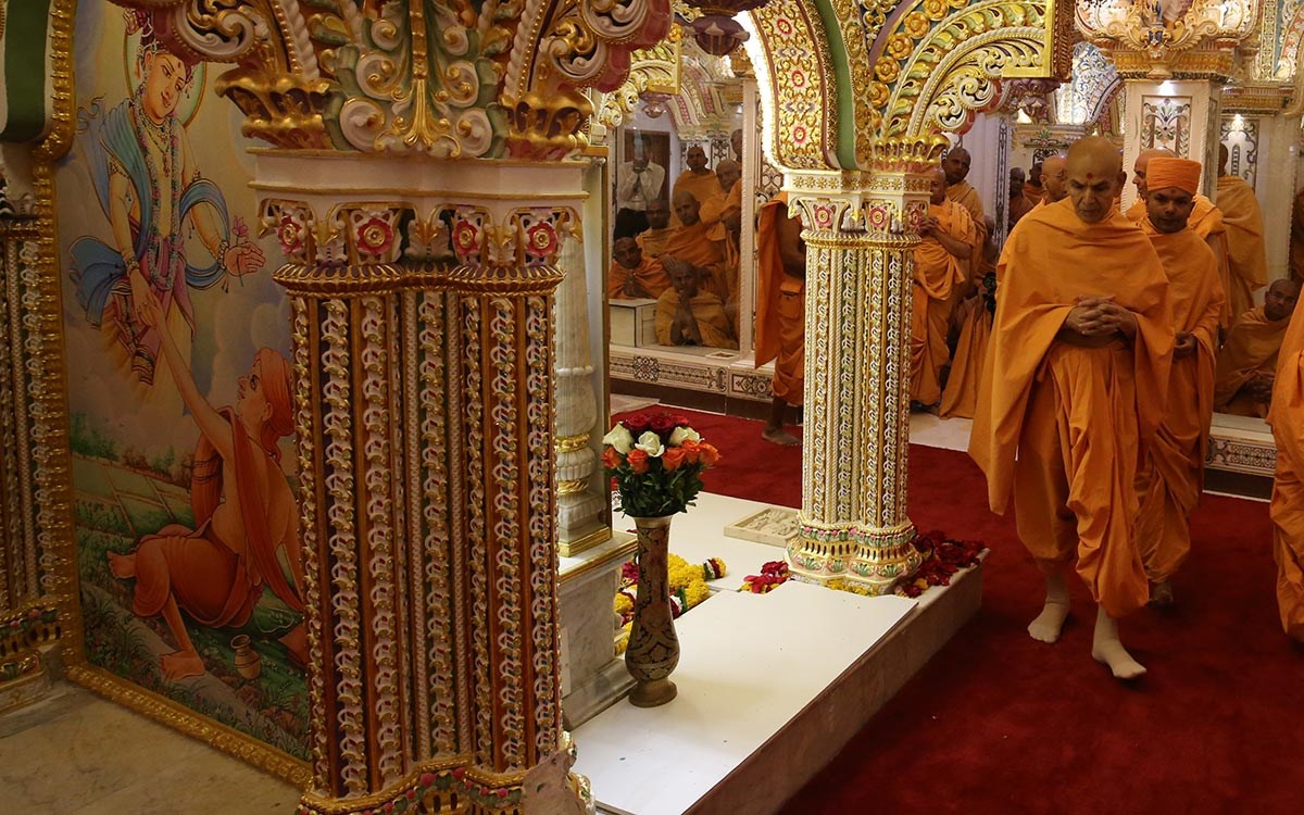 Swamishri performs pradakshina in the Akshar Deri