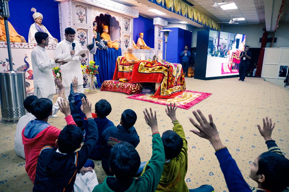 Children present before Swamishri
