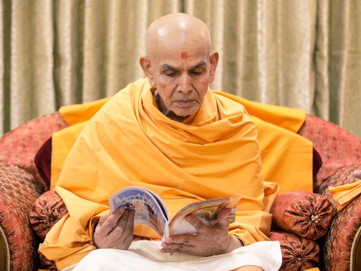 Swamishri reads 'Swaminarayan Prakash'