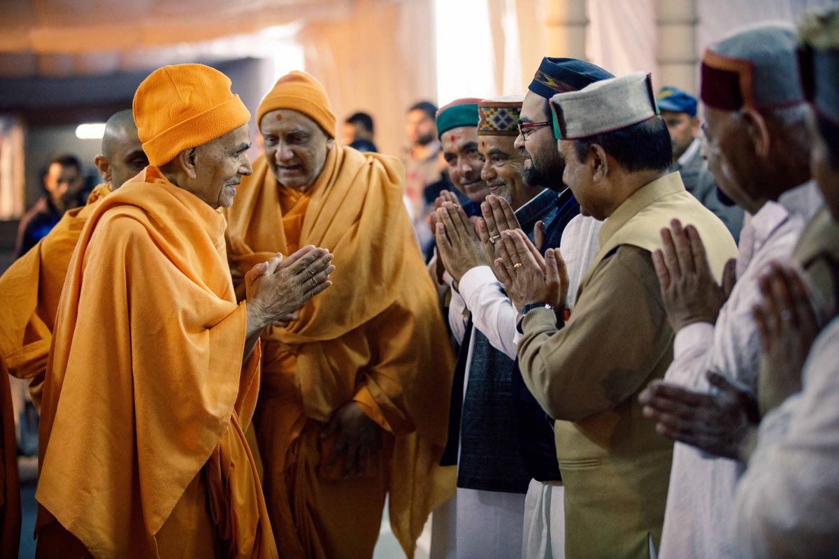 Swamishri blesses devotees from Shimla, Himachal Pradesh