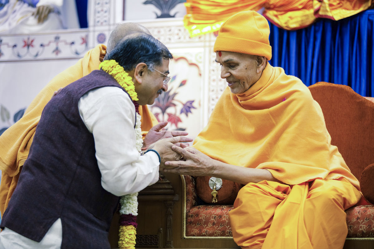 Swamishri blesses Shri Tarun Vijayji
