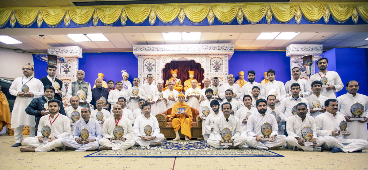 Devotees with Swamishri 