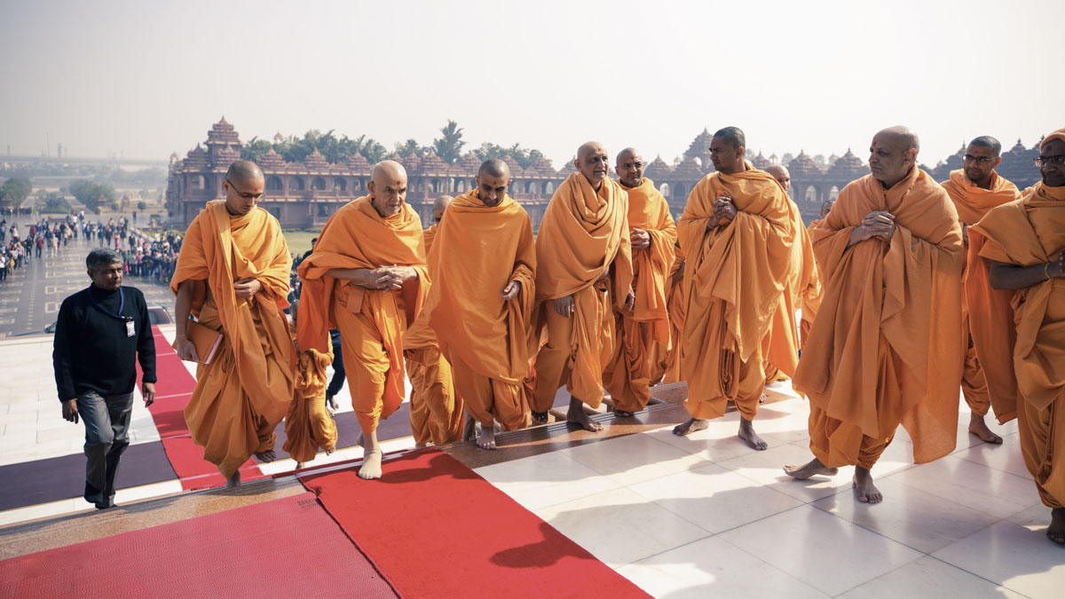Swamishri arrives for darshan at Akshardham Mandir
