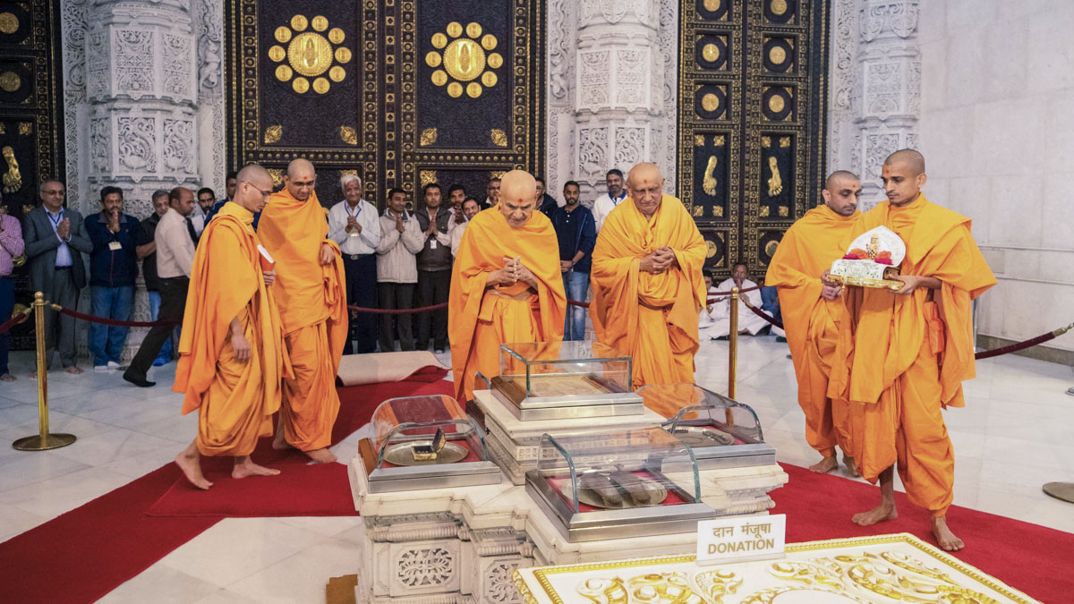 Swamishri observes holy relics of Bhagwan Swaminarayan