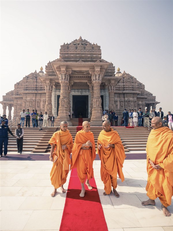 Swamishri after darshan at Akshardham Manadir