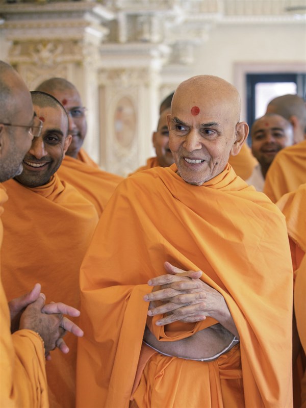Swamishri in conversation with Munivatsal Swami
