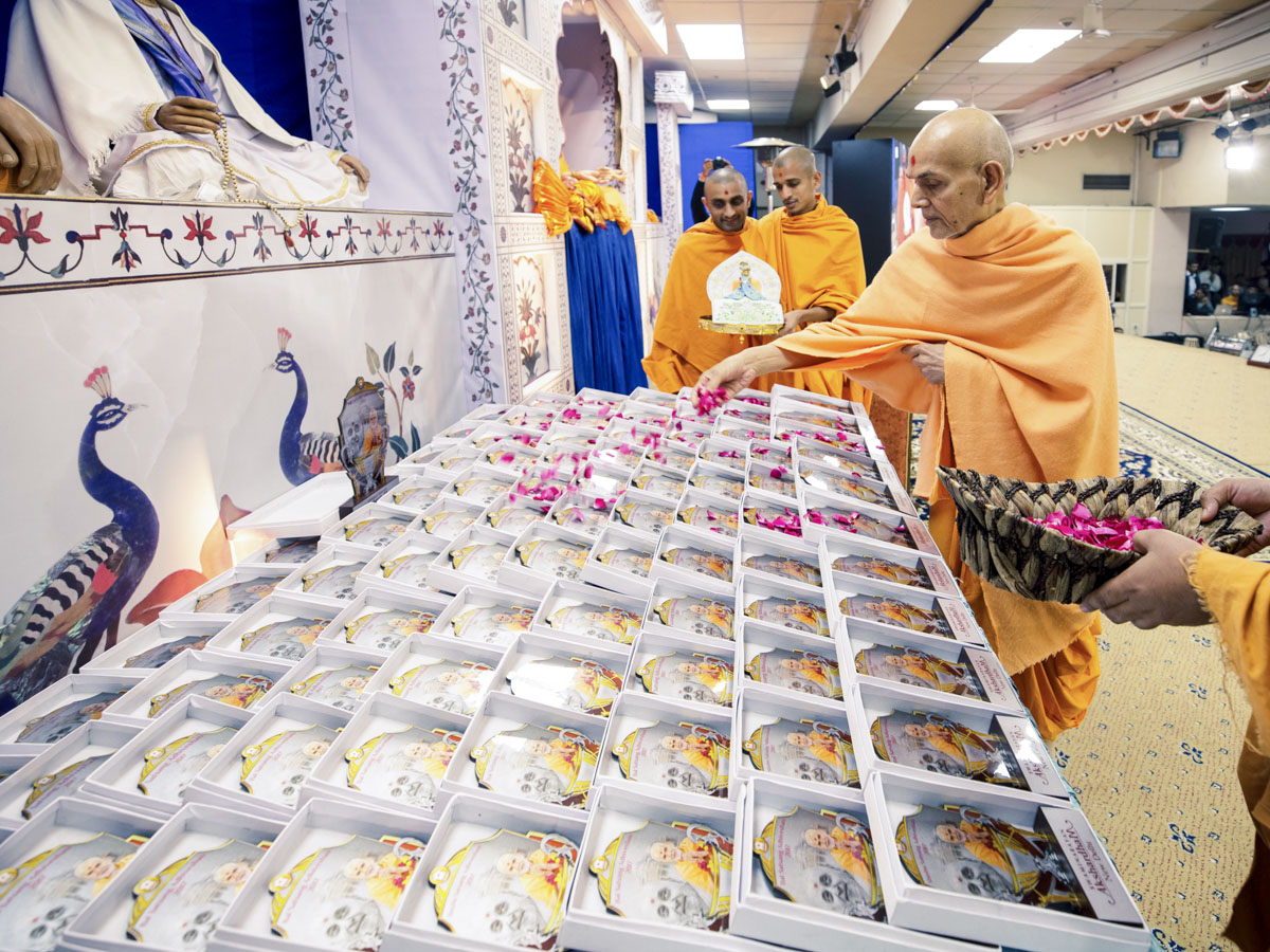 Swamishri sanctifies mementos