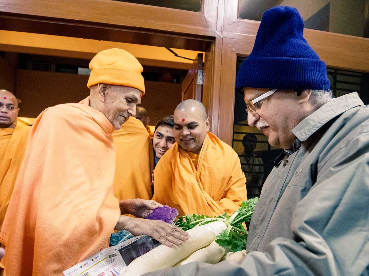 Param Pujya Mahant Swami Maharaj sanctifies radish
