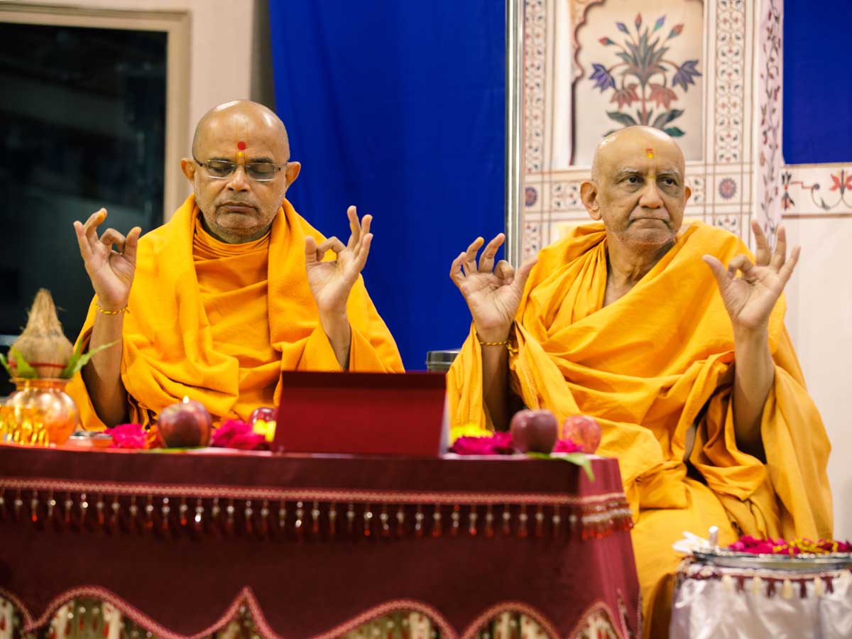 Atmaswarup Swami and Gnaneshwar Swami perform the mahapuja