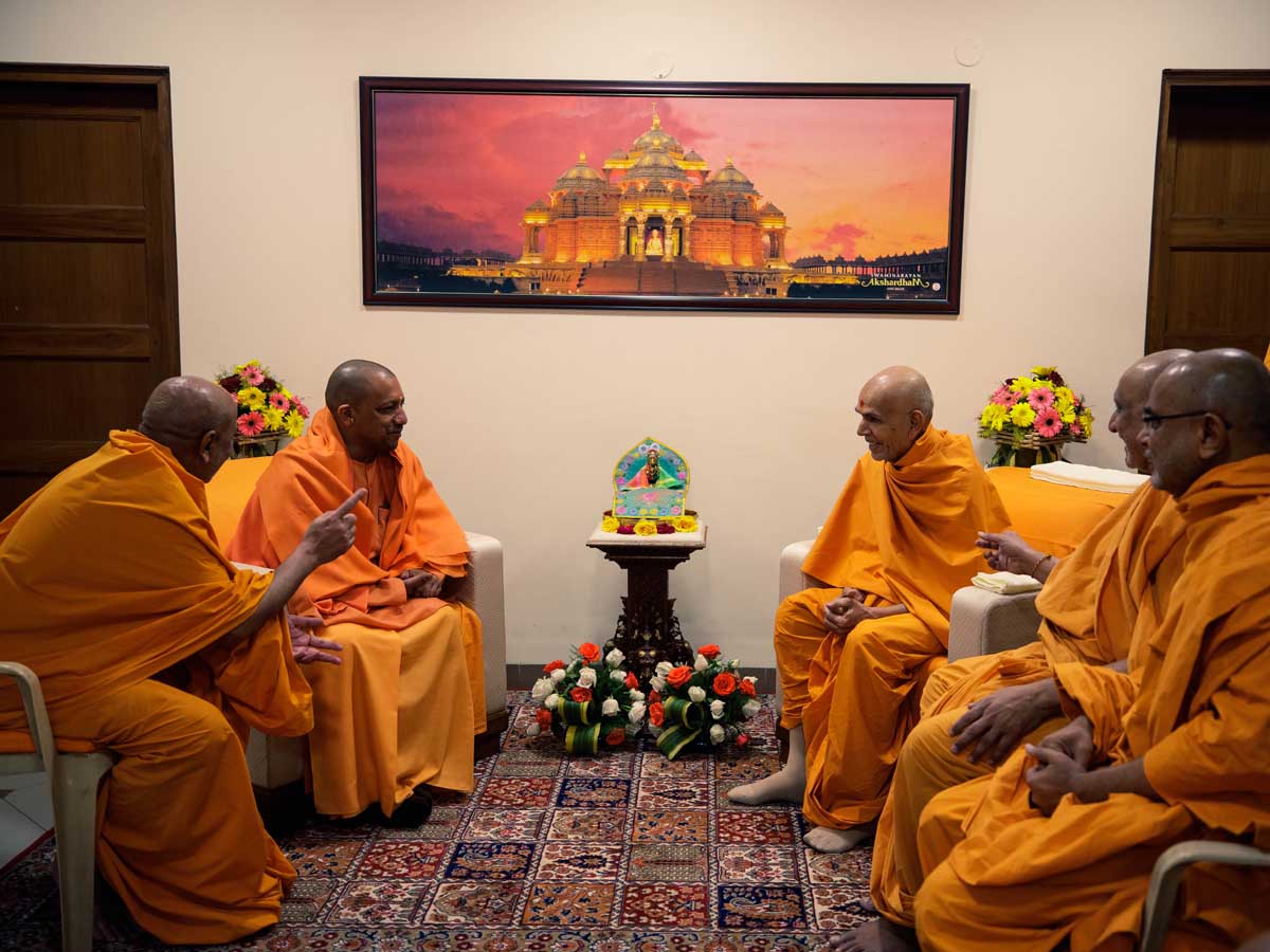 Swamishri meets Mahant Yogi Adityanath, Chief Minister of Uttar Pradesh