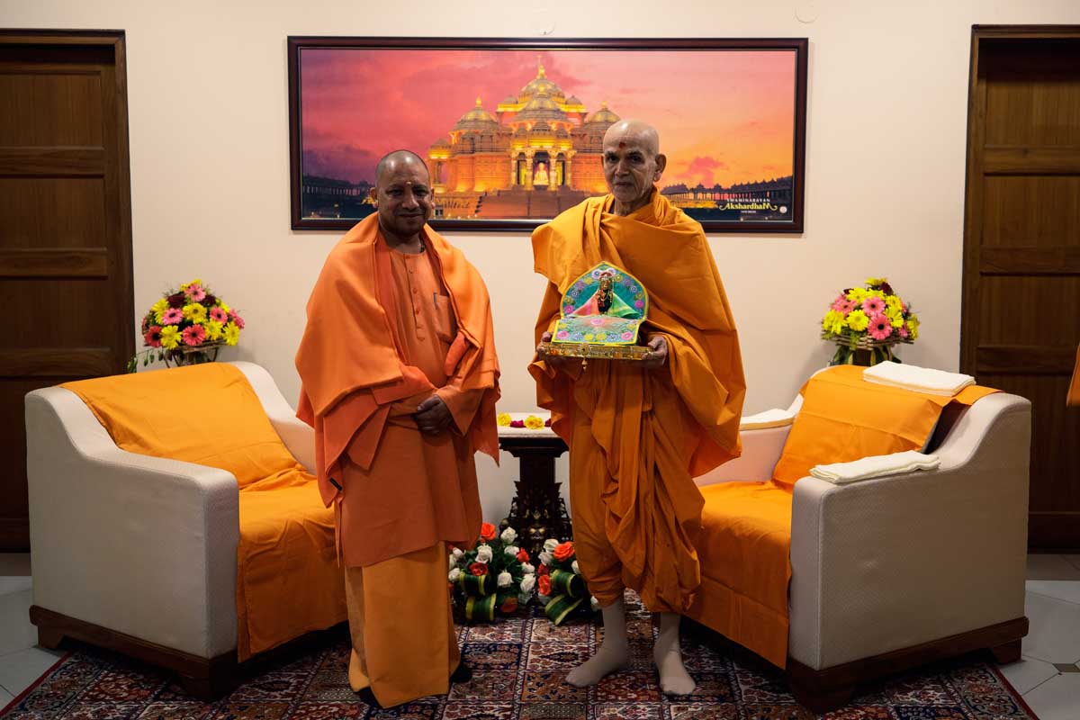 Swamishri and Mahant Yogi Adityanath with Shri Harikrishna Maharaj