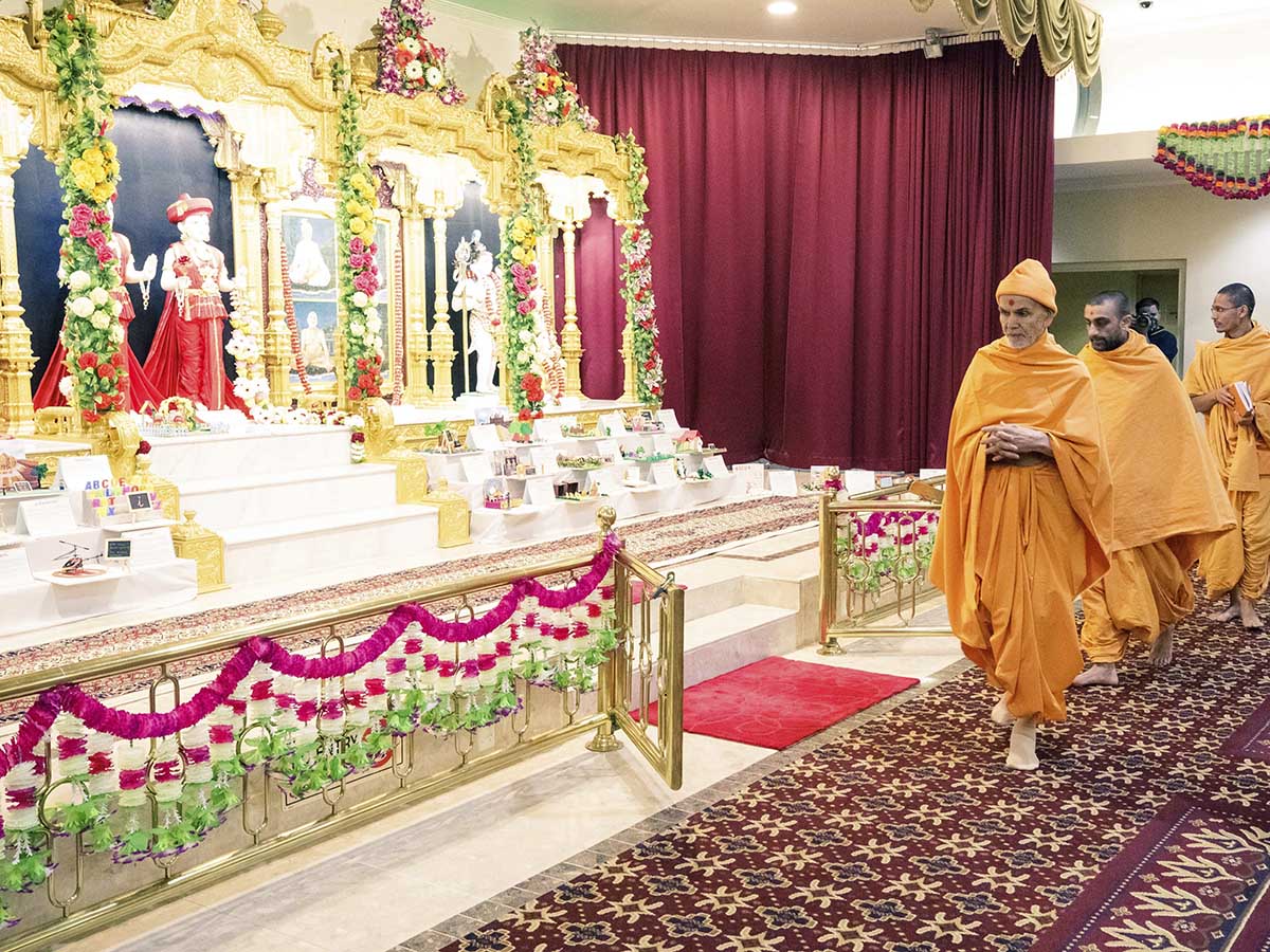 Swamishri performs a pradakshina