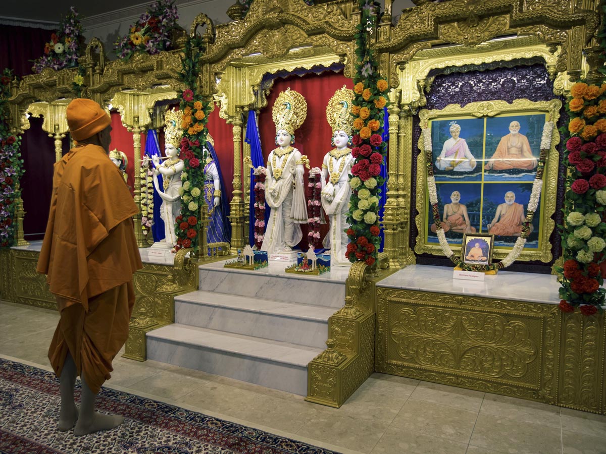 Swamishri engrossed in darshan of Thakorji 