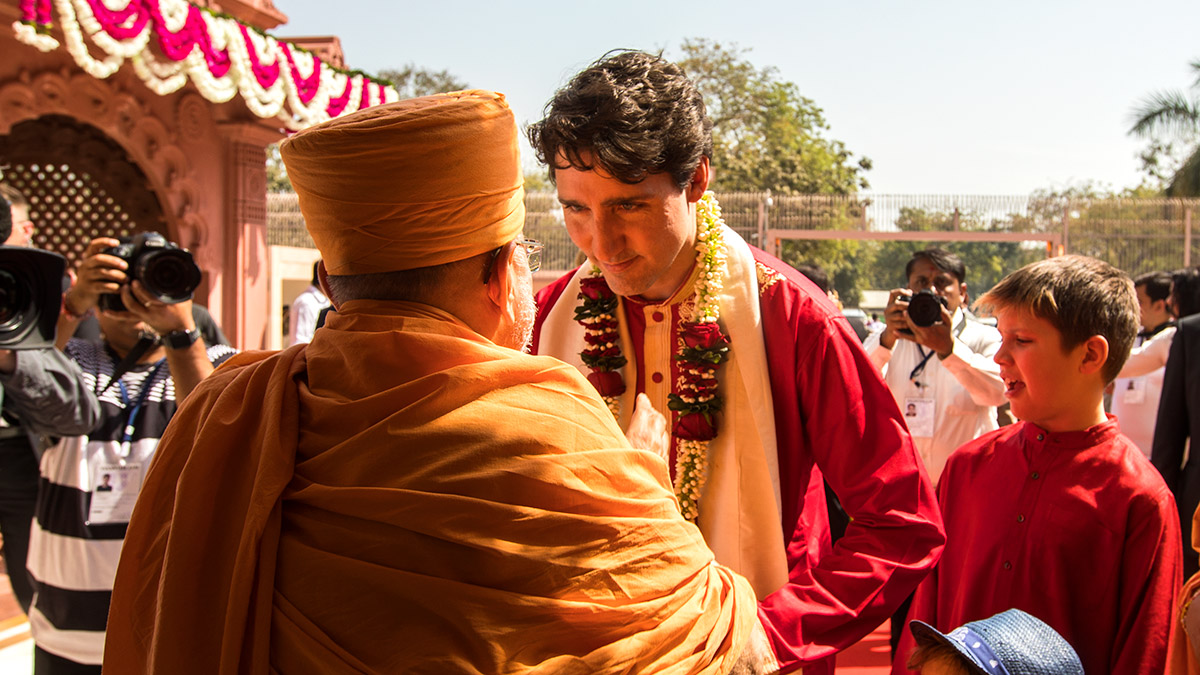 Pujya Ishwarcharan Swami welcomes PM Justin Trudeau with a garland