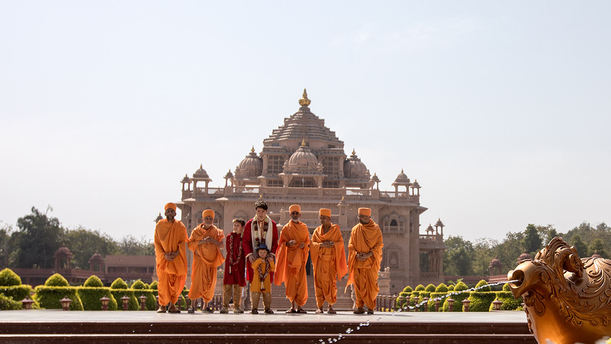 PM Justin Trudeau, Pujya Ishwarcharan Swami and sadhus in front of Akshardham Mandir