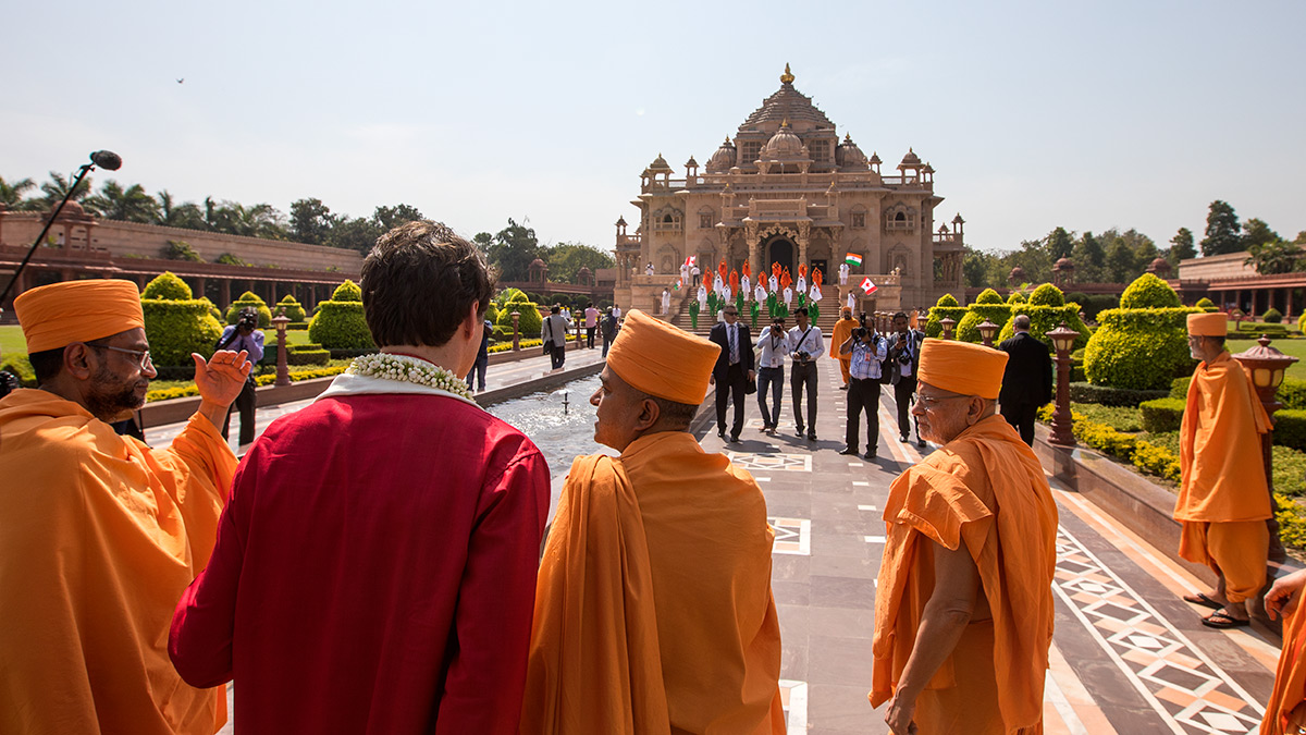 Sadhus guide PM Justin Trudeau around the Akshardham grounds