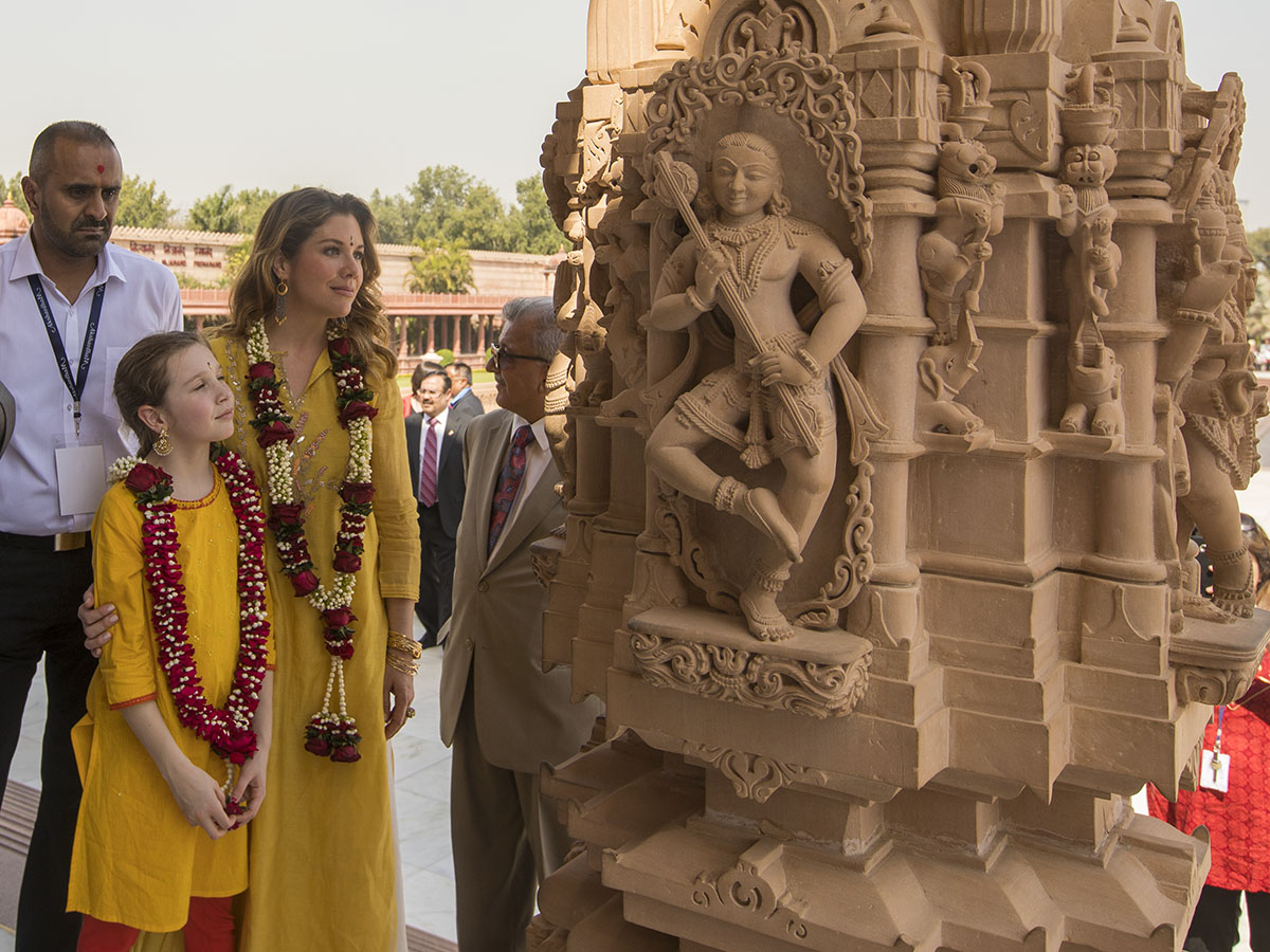 Sophie Grégoire Trudeau and her daughter observe carvings of Akshardham