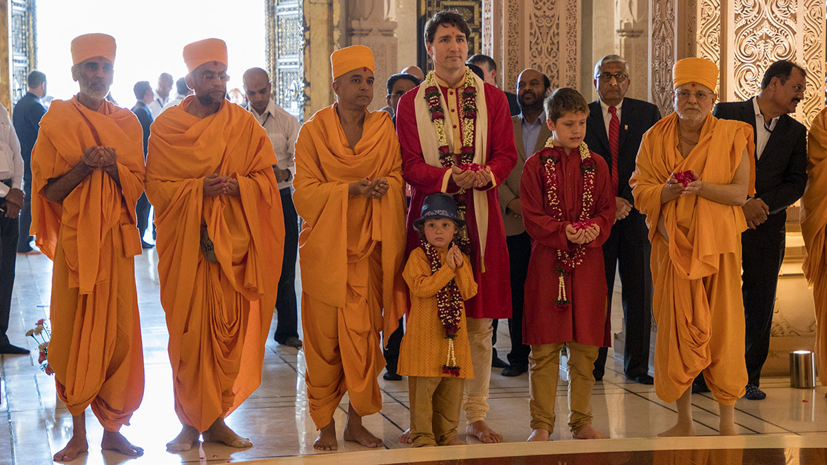 PM Justin Trudeau and sadhus doing darshan of Bhagwan Swaminarayan