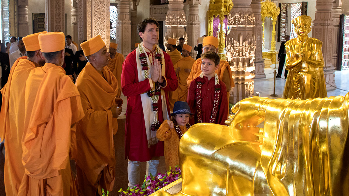 PM Justin Trudeau and sadhus doing darshan of Bhagwan Swaminarayan