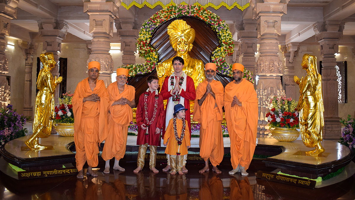 PM Justin Trudeau and sadhus before the murtis inside the Akshardham Mandir