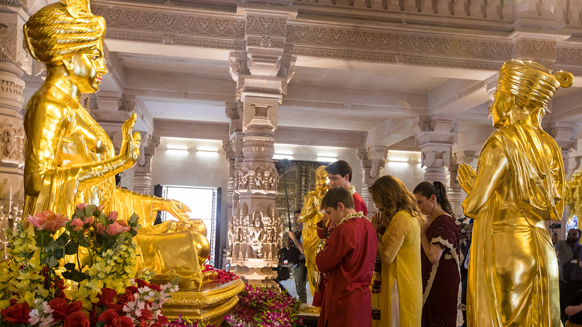 PM Justin Trudeau and family members doing darshan of Bhagwan Swaminarayan