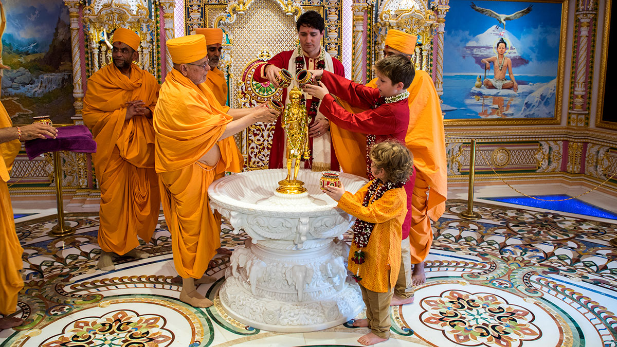 PM Justin Trudeau, Pujya Ishwarcharan Swami and sadhus perform abhishek of Shri Nilkanth Varni