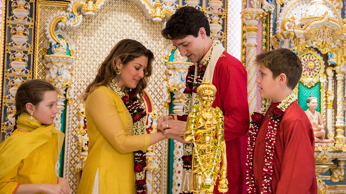 PM Justin Trudeau ties a nadachhadi to his wife