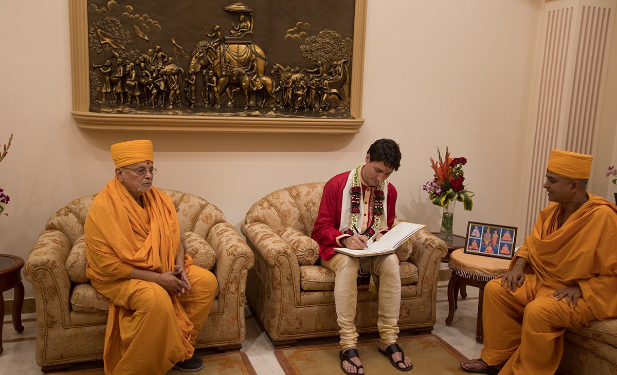 PM Justin Trudeau signs the visitor's book
