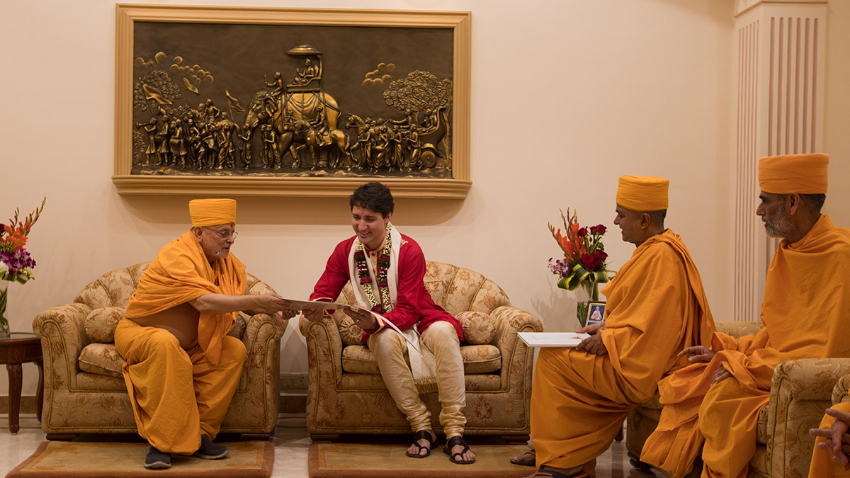 Pujya Ishwarcharan Swami converses with PM Justin Trudeau