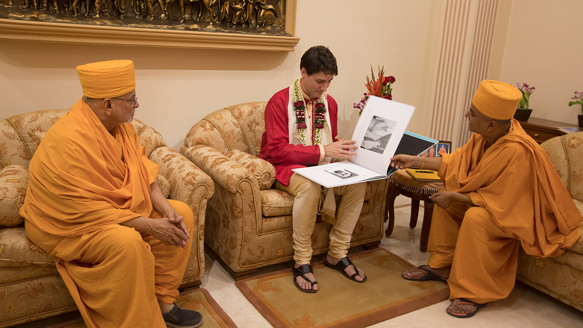 Brahmavihari Swami converses with PM Justin Trudeau