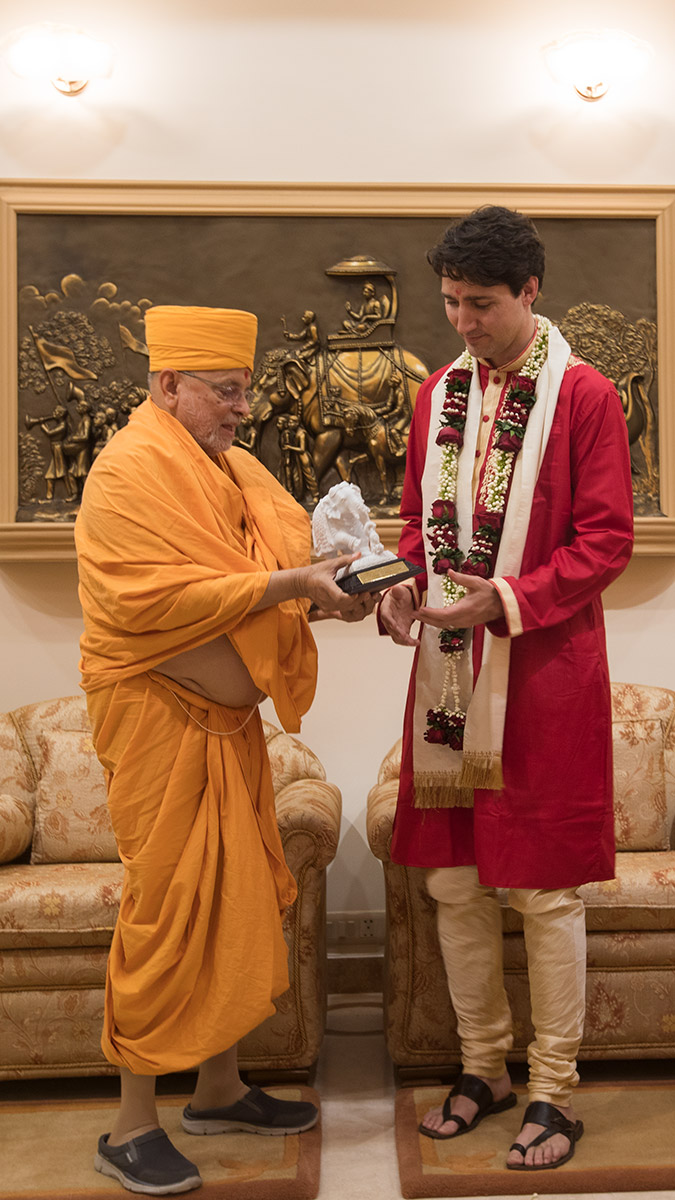 Pujya Ishwarcharan Swami presents a memento to PM Justin Trudeau
