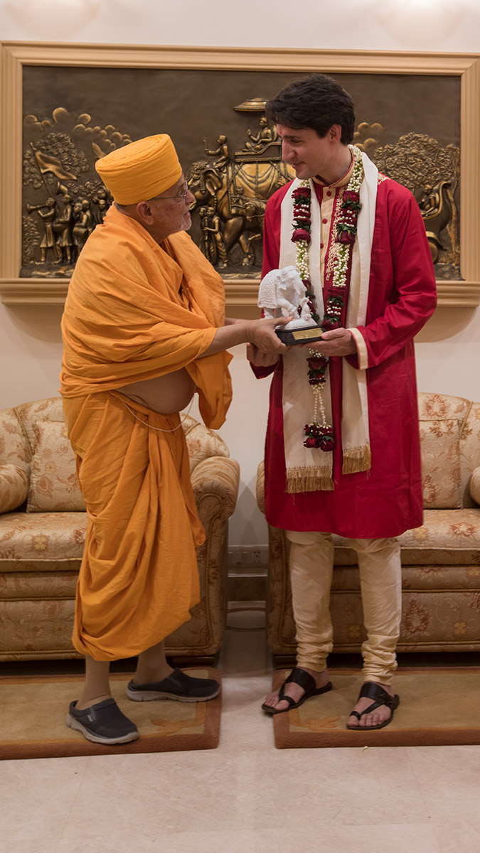 Pujya Ishwarcharan Swami presents a memento to PM Justin Trudeau