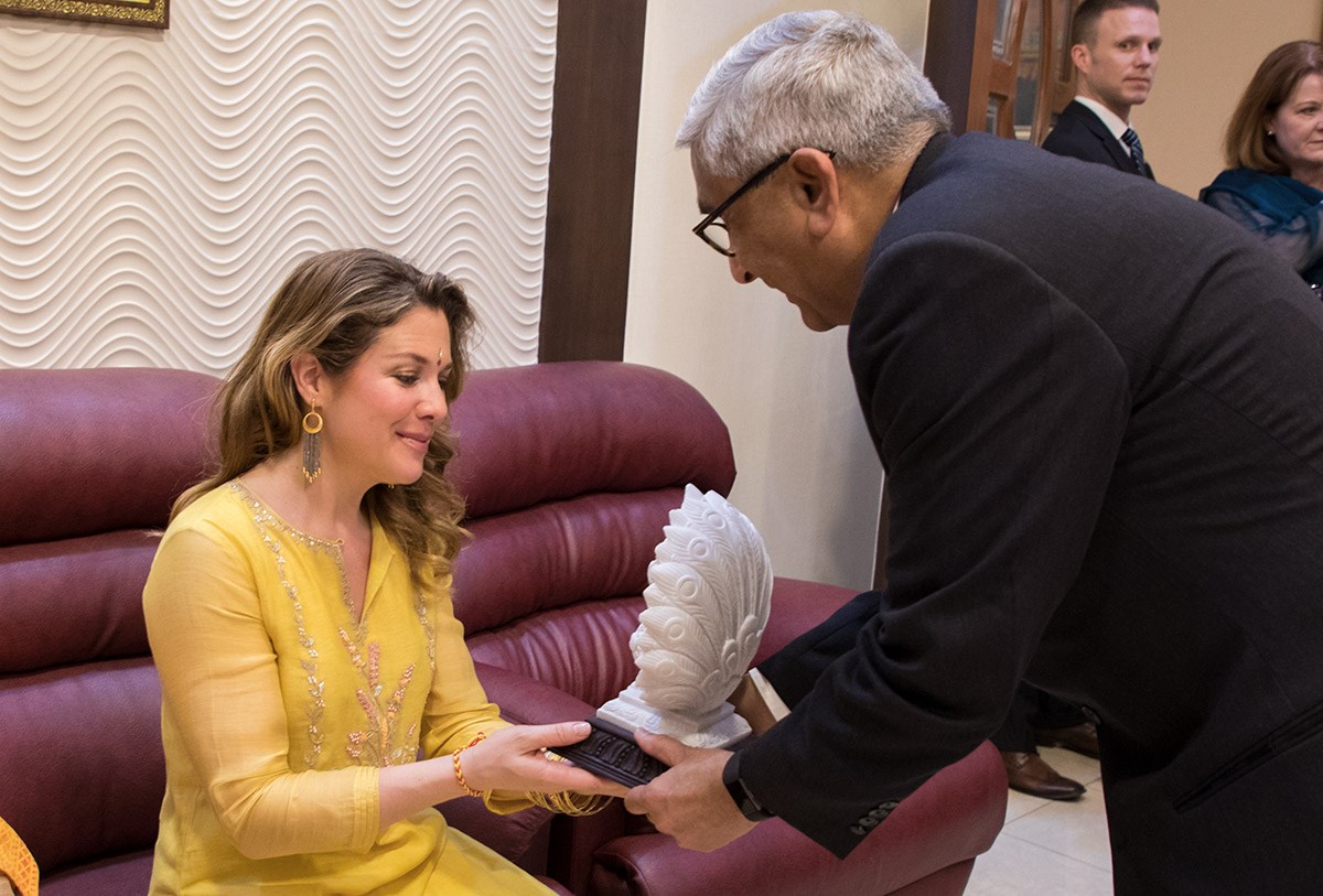 Shri Nareshroy Patel presents a memento to Sophie Grégoire Trudeau