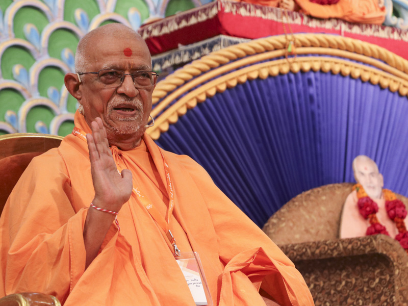 Pujya Swayamprakash Swami (Doctor Swami) delivers a discourse 
