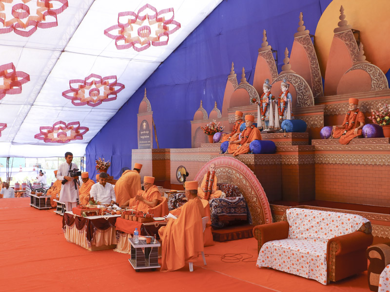 Pujya Ishwarcharan Swami performs the ground-breaking ceremony mahapuja rituals