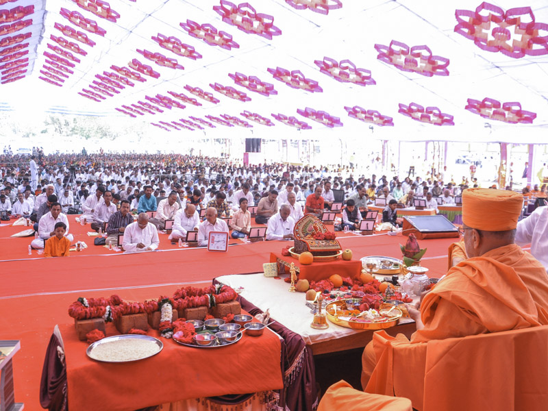 Pujya Ishwarcharan Swami and devotees perform mahapuja rituals