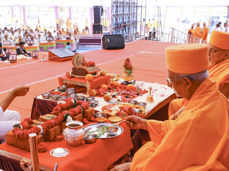 Pujya Swayamprakash Swami (Doctor Swami) performs mahapuja rituals