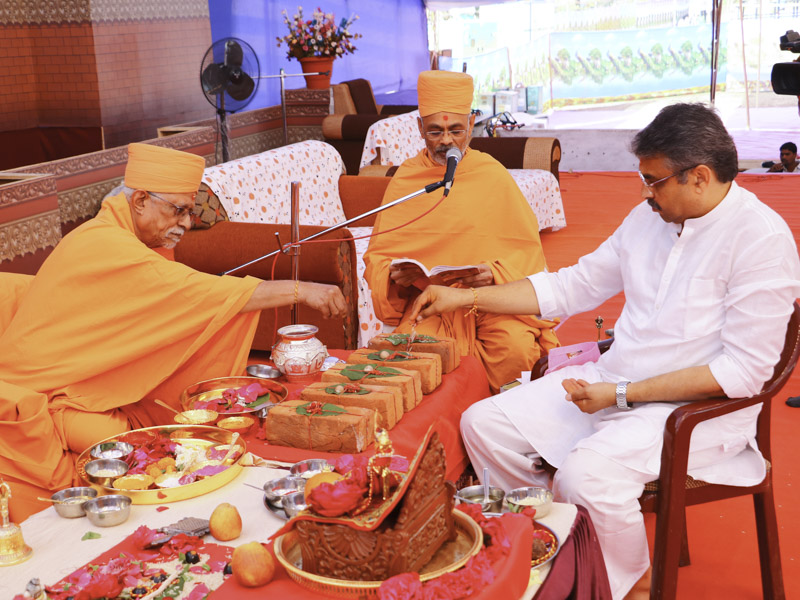Pujya Doctor Swami and Shri Kumarbhai Pujara perform mahapuja rituals