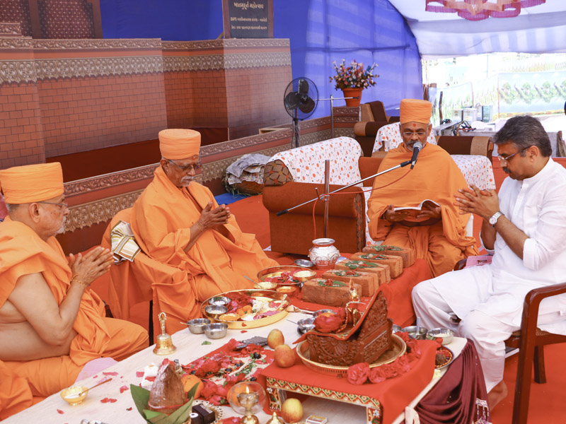 Pujya Doctor Swami and Pujya Ishwarcharan Swami perform mahapuja rituals