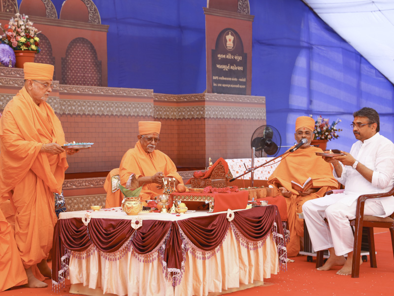 Pujya Doctor Swami and Pujya Ishwarcharan Swami perform arti