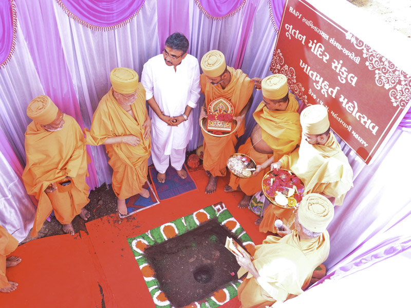 Pujya Ishwarcharan Swami and sadhus perform ground-breaking ceremony