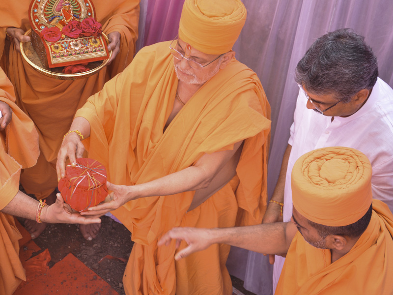 Pujya Ishwarcharan Swami performs ground-breaking ceremony