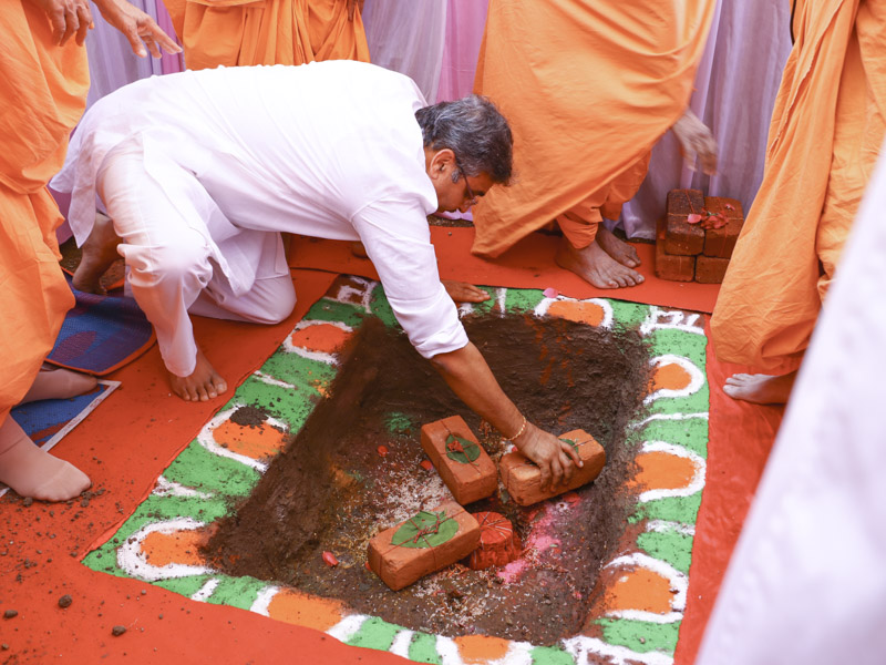 Shri Kumarbhai Pujara places a sanctified brick