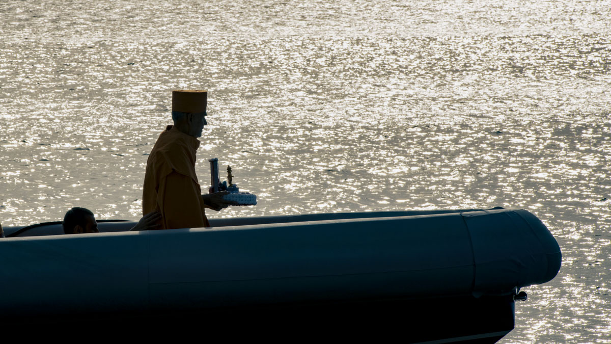 Param Pujya Mahant Swami Maharaj arrives by boat for the asthipushpa visarjan ceremony